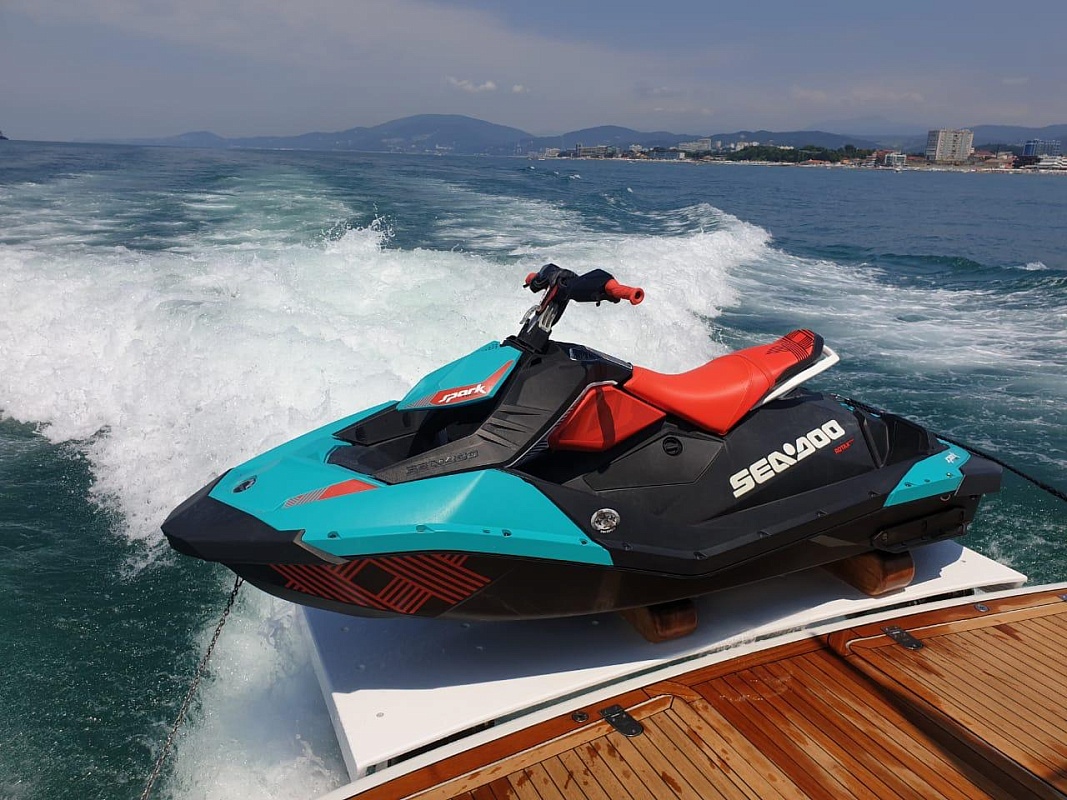 Аренда яхты Fairline Squadron 58 в Сочи - гидроцикл